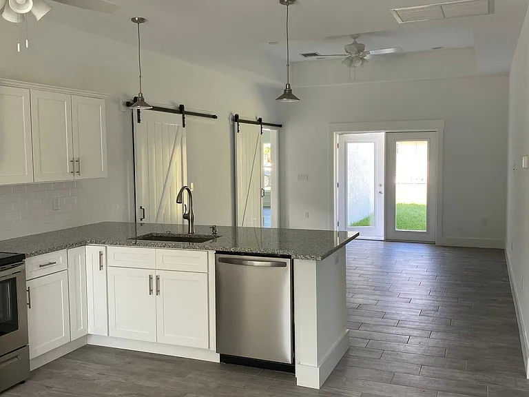2825 SW Feroe Ave — Photo 20