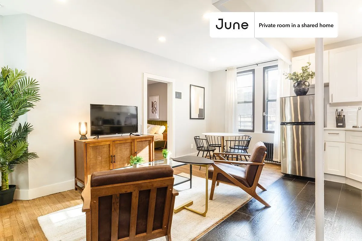 Queen bedroom in 4 bed/2 bath home in Morningside Heights #324 A — Photo 4