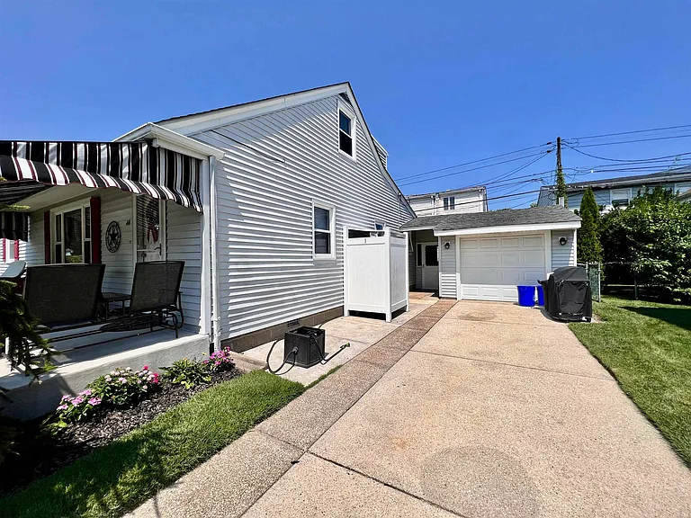 411 N Delavan Ave — Photo 23