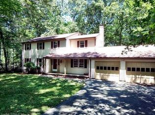 13 Queen Eleanor Dr, Gales Ferry, CT 06335