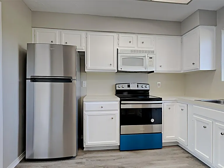 3310 Hampton Dr — Photo 3