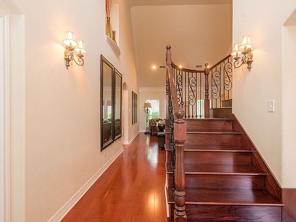 3rd image of 618 W Heritage Dr