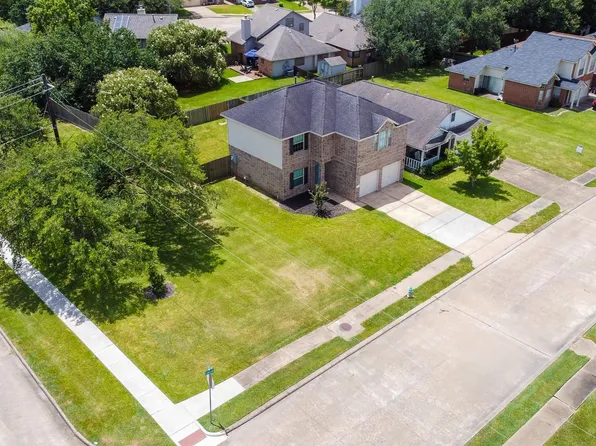101 Cacao St, Lake Jackson, TX 77566