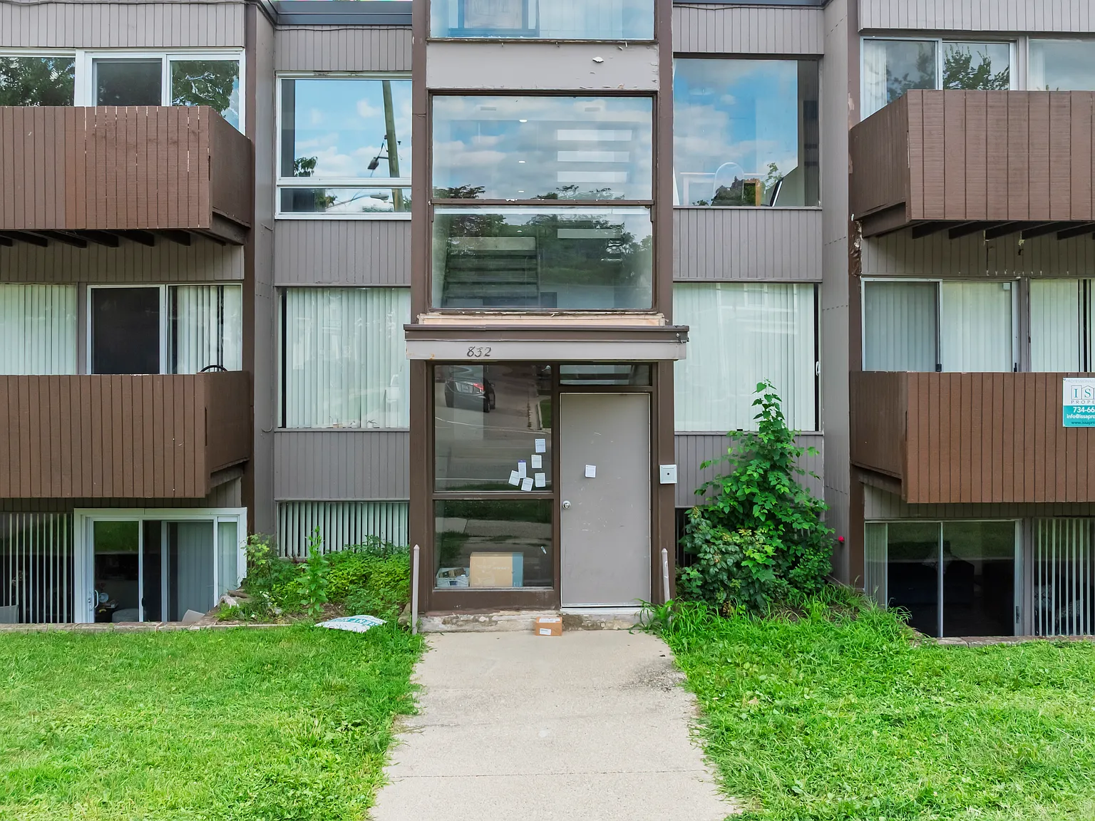 832 Packard — Photo 2