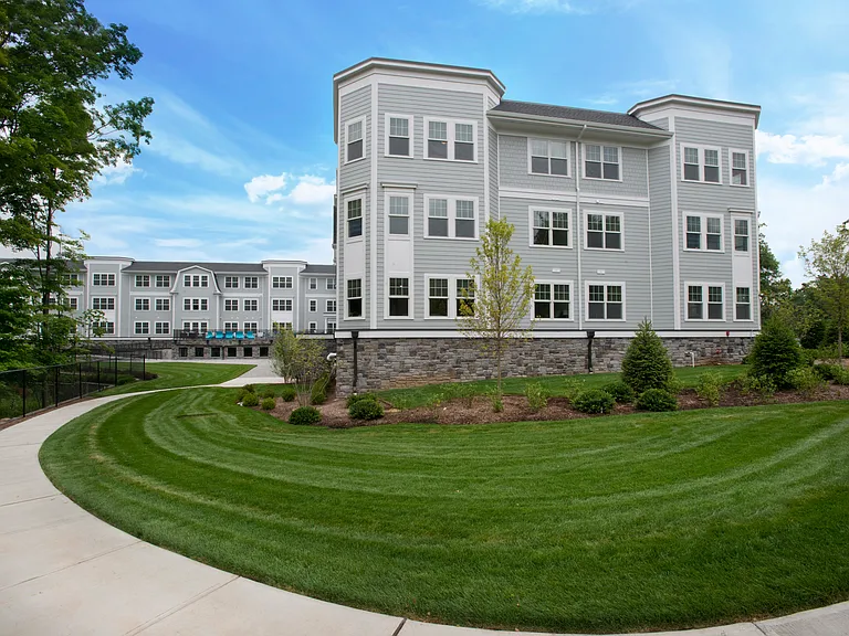 Colonial Pointe at Franklin Lakes — Photo 40