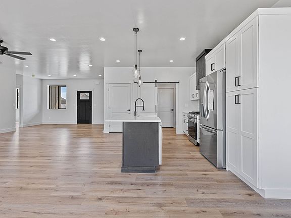 3rd image of 299 Camas St