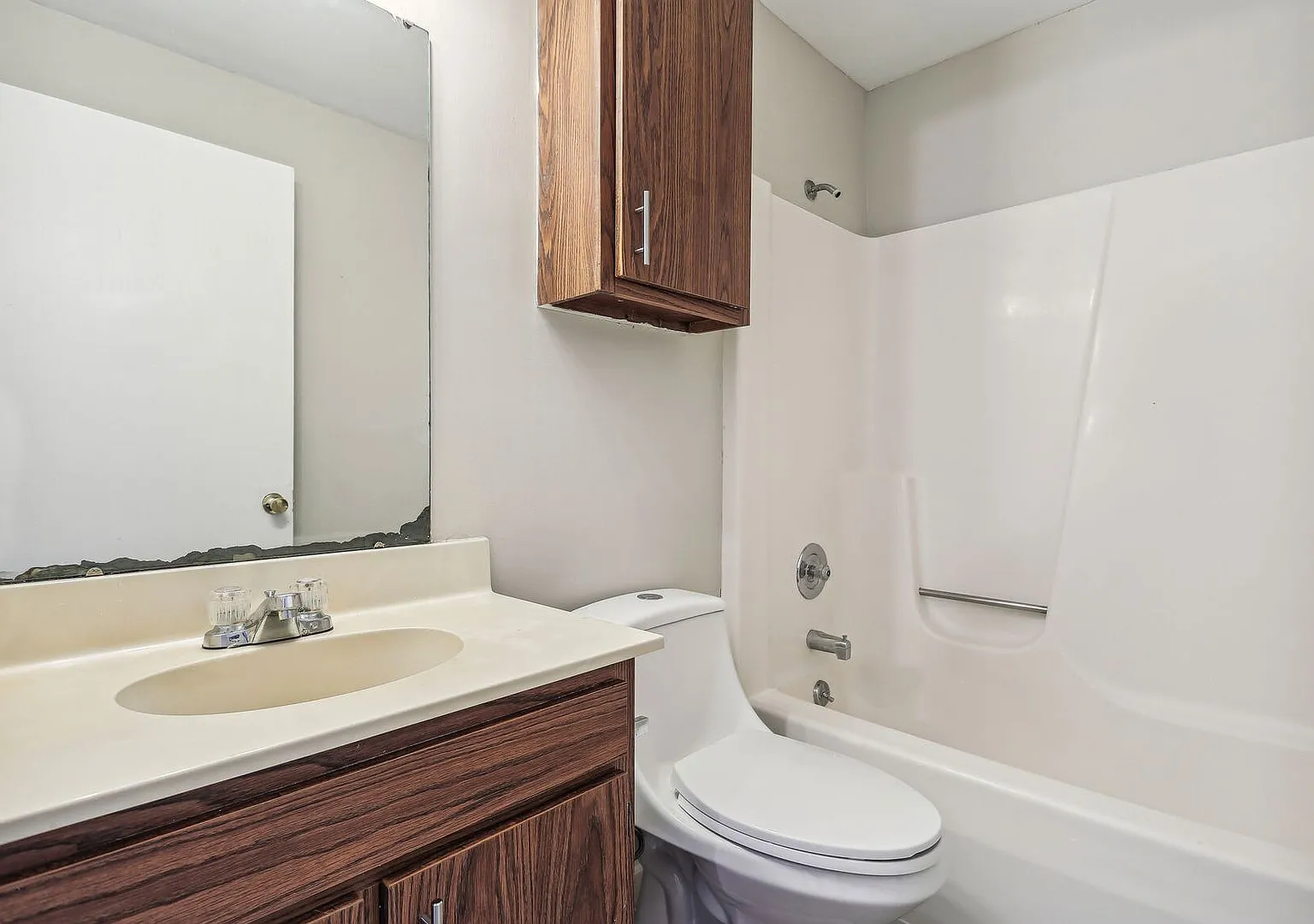2404HI — Photo 3