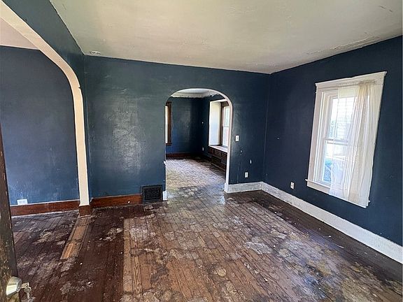 2nd image of 823 W 17th St