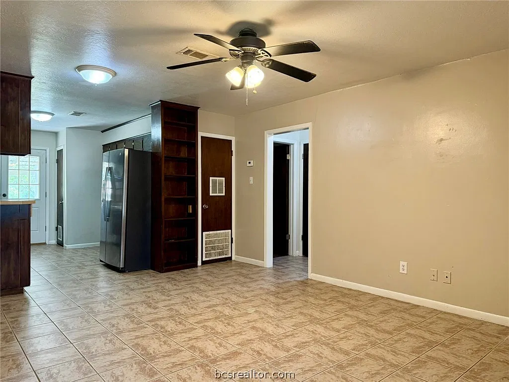 2 bed, 1.5 bath, 943 sqft, $1,100 — Photo 3