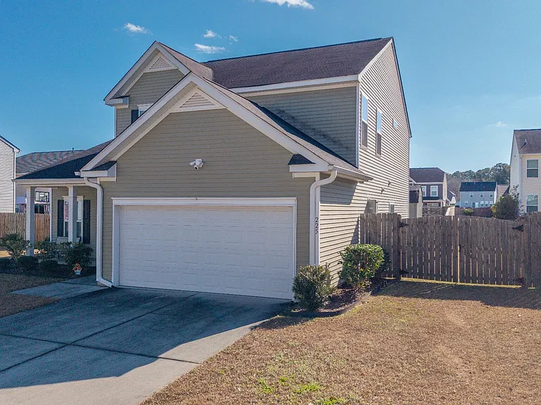225 Urbano Ln — Photo 3