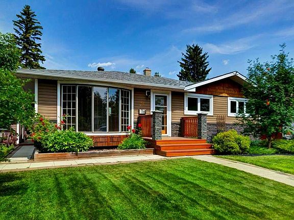 2nd image of 48 S Hillary Cres SW