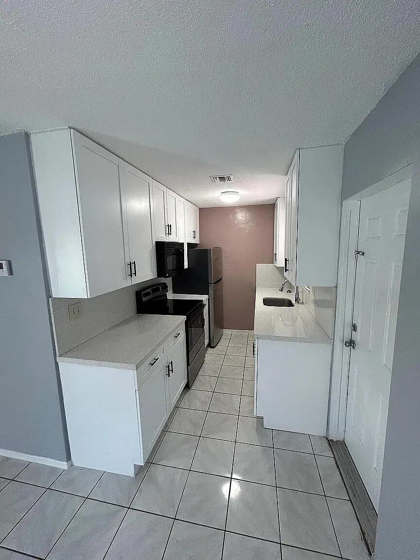 2 bed, 1.0 bath, 2735 sqft, $1,900 — Photo 2