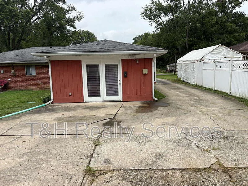 3 bed, 1.0 bath, 1102 sqft, $1,300 — Photo 2