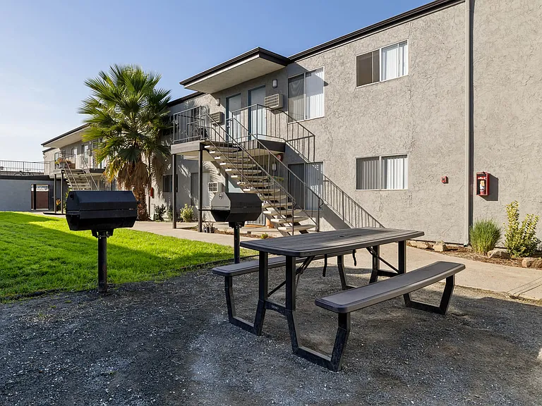 Valle at 9121 Kenwood — Photo 15