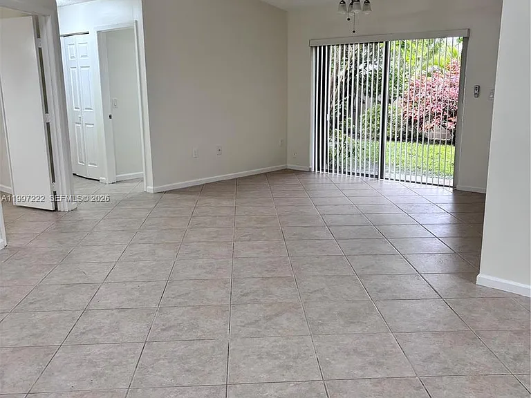 821 W Beckley Sq — Photo 3