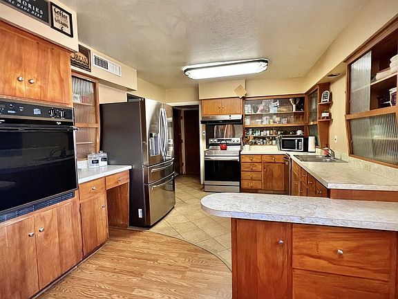4th image of 907 N Pecan Dr