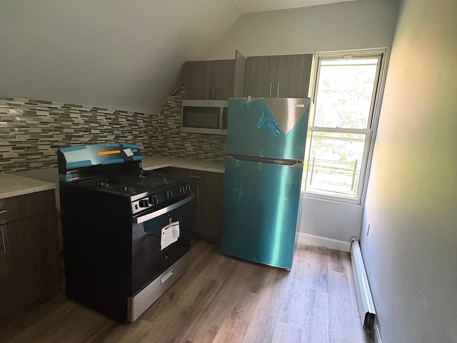 3 bed, 1.0 bath, $3,400 — Photo 3