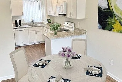 Weatherstone Townhomes 2 & 3 bedroom gourmet kitchen and dining nook, along with formal dining room.