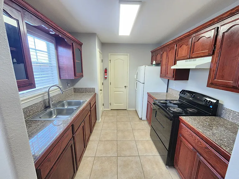 808 N Arroyo Park Ln — Photo 6