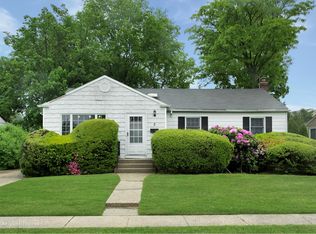 2 Knickerbocker Rd S, Plainview, NY 11803