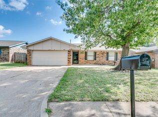 818 Hawthorne Ln, Edmond, OK 73003
