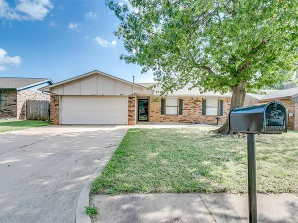 818 Hawthorne Ln, Edmond, OK 73003