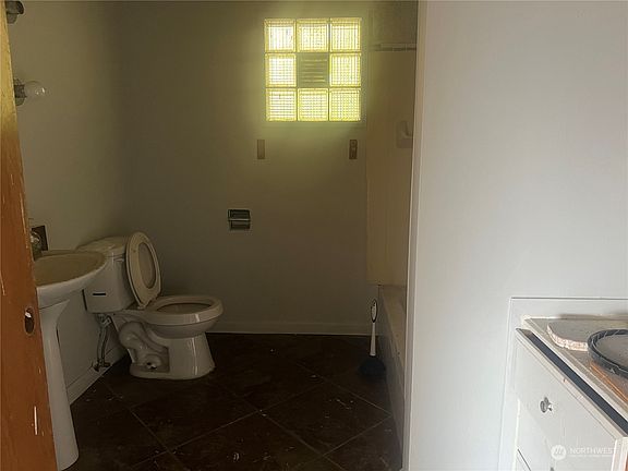 5th image of 1807 E Valley Highway E
