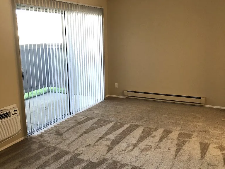 120 E Remington Dr — Photo 10