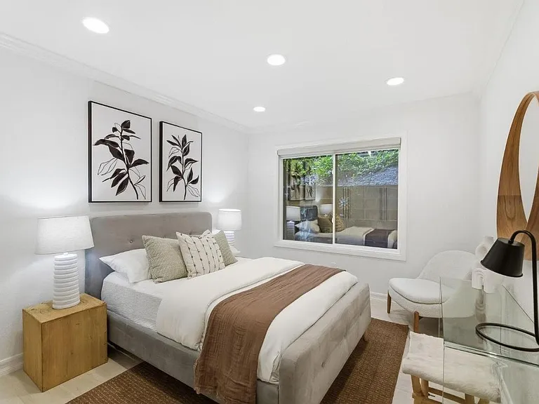 3335 La Mesa Dr — Photo 5