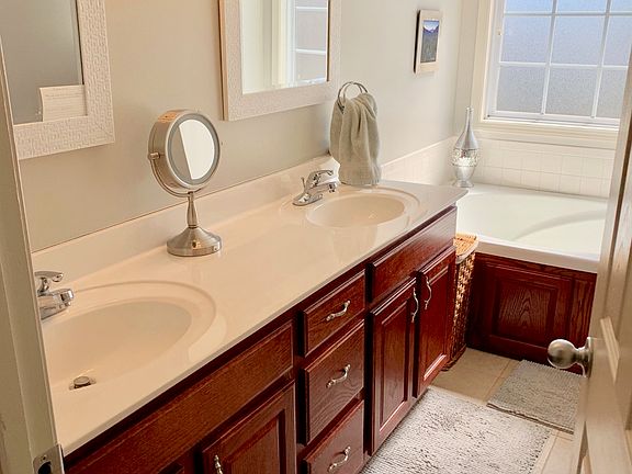 Master Bath w/jetted tub