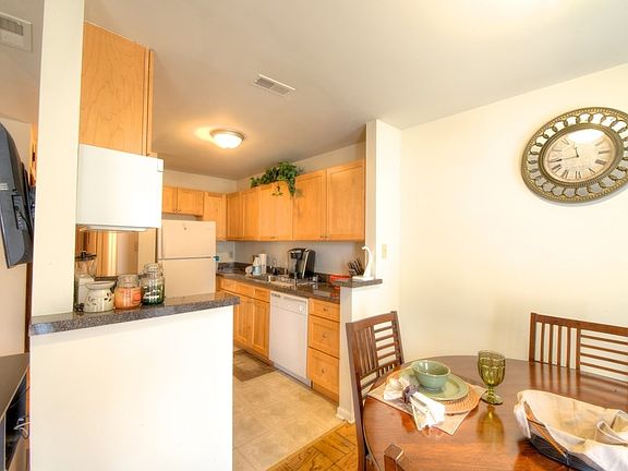 5th image of 2139 E Chestnut Ave APT 22