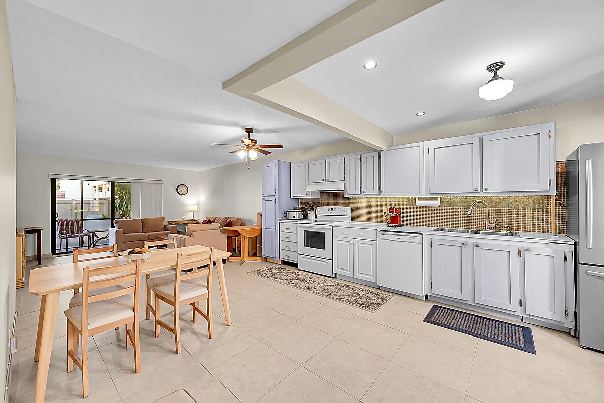 Building Photo - 138 S Cypress Rd #214