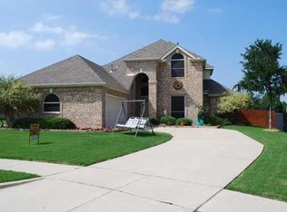 411 Stoneleigh Cir, Lake Dallas, TX 75065