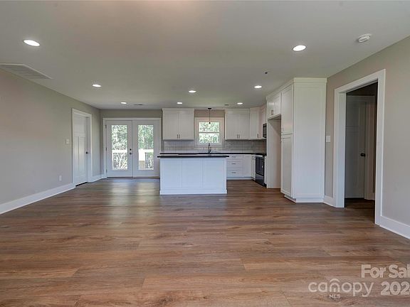 4th image of 103 Falls St