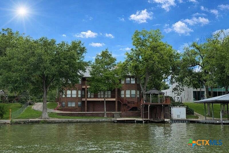 1st image of 640 Woodlake Dr