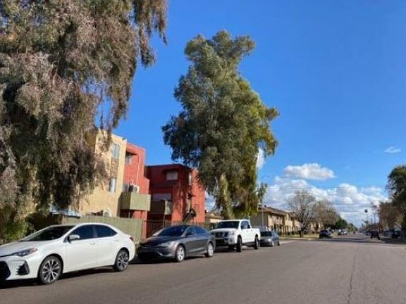 Exterior Neighborhood (street photo)