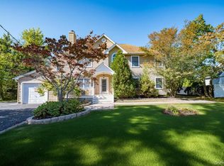 81 Kenwood Dr, Bohemia, NY 11716