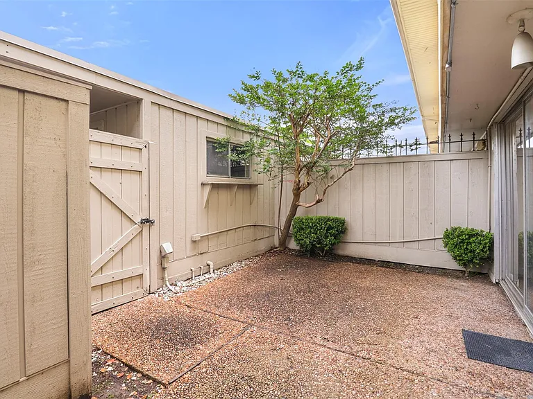 6332 Chevy Chase Dr #16 — Photo 19