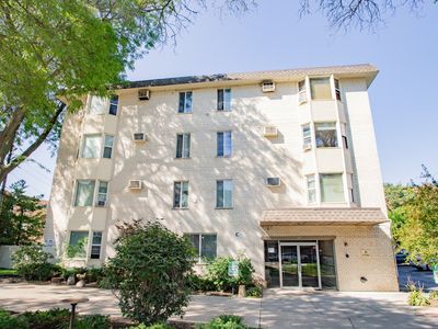 8232 Niles Center Rd APT 202, Skokie, IL, 60077