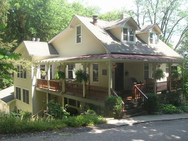 1st image of 220 Thresher St