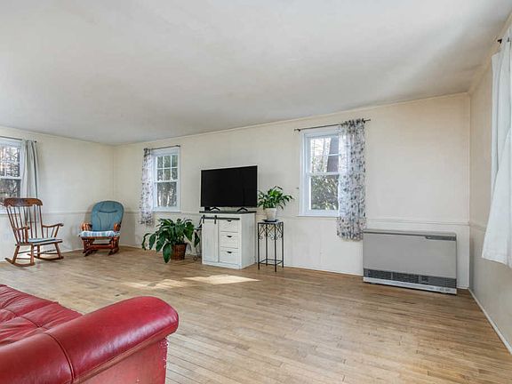 3rd image of 14 Bayberry Ln