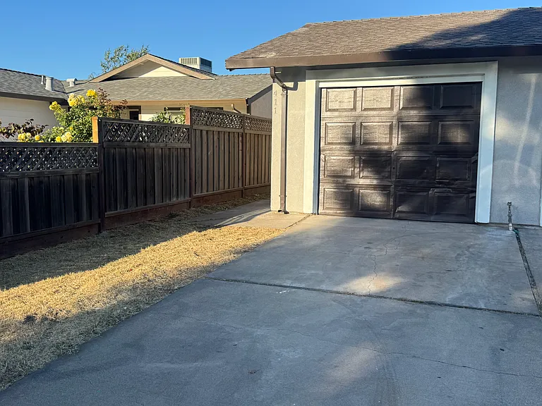 411 Cedar Ct — Photo 1