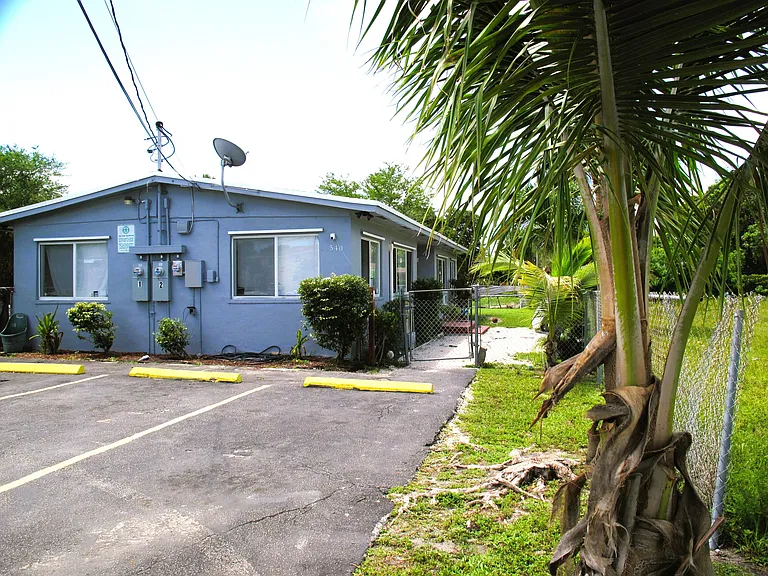 340 NW 6th St #2 — Photo 1