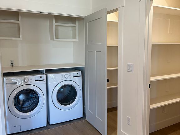 4th image of 384 N Barlow Ct