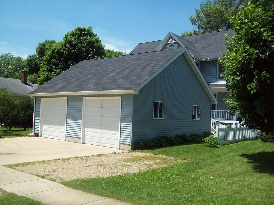 Garage south side (on left) is for Apt B completely separated and private door.