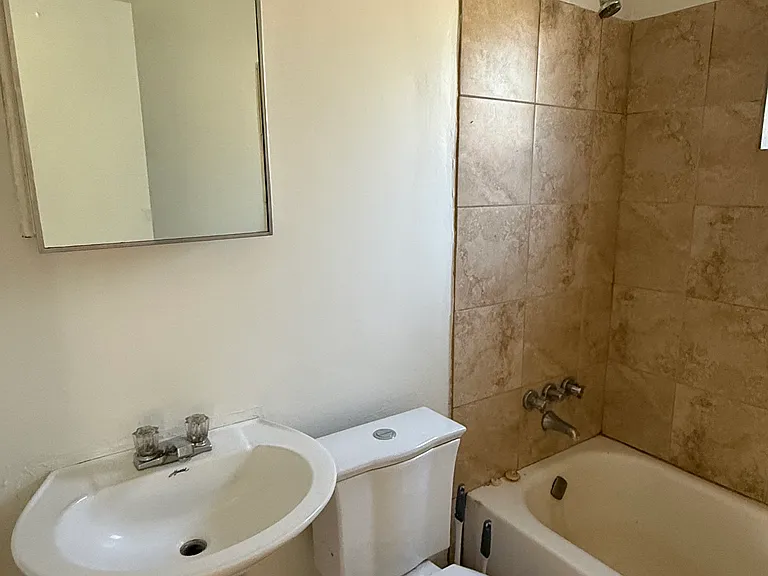 Bathroom w/linen closet