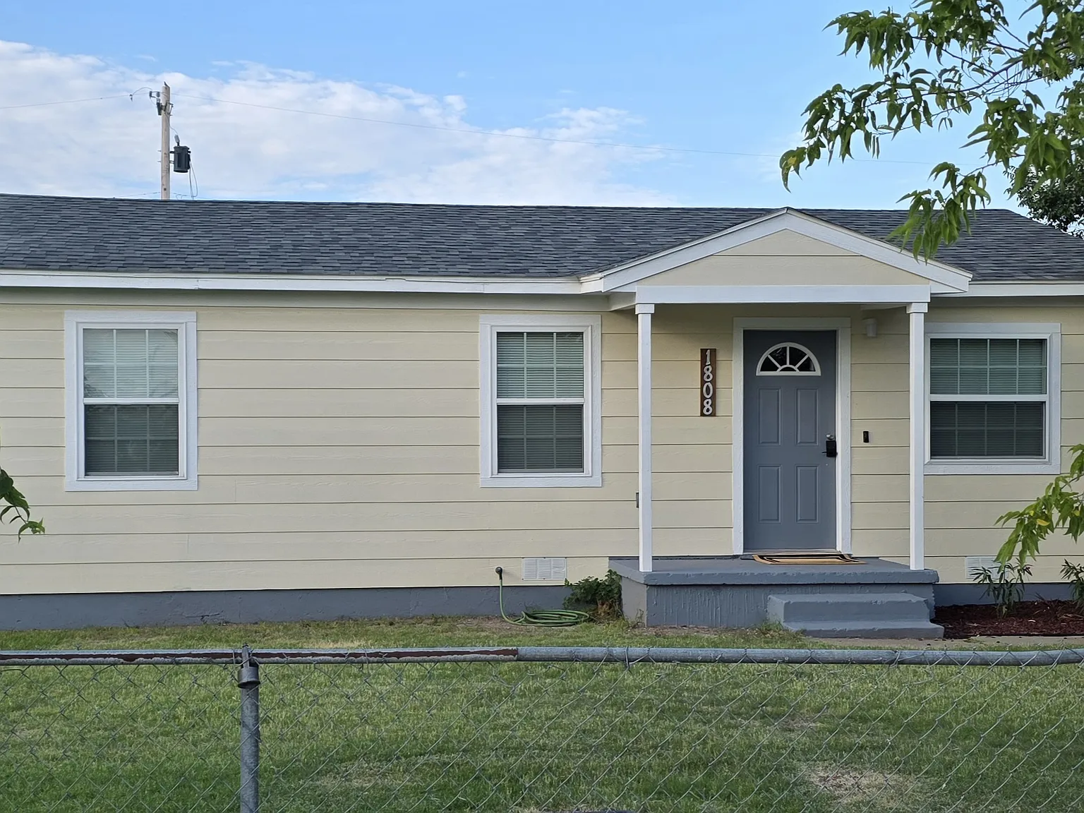 3 bed, 720 sqft, $1,400 — Photo 1