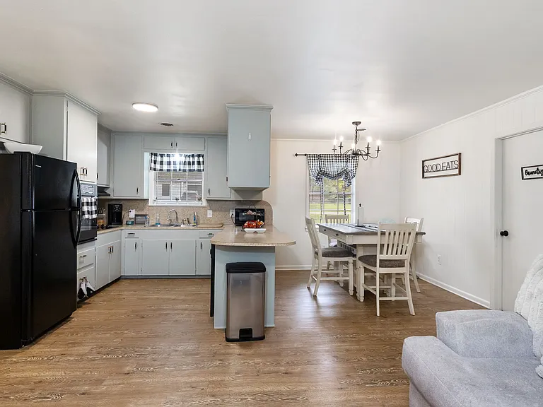 1406 Russell Ave — Photo 7