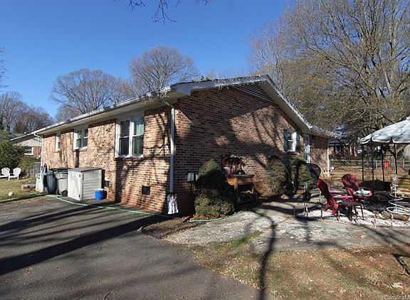 3rd image of 2100 Greenleaf Dr