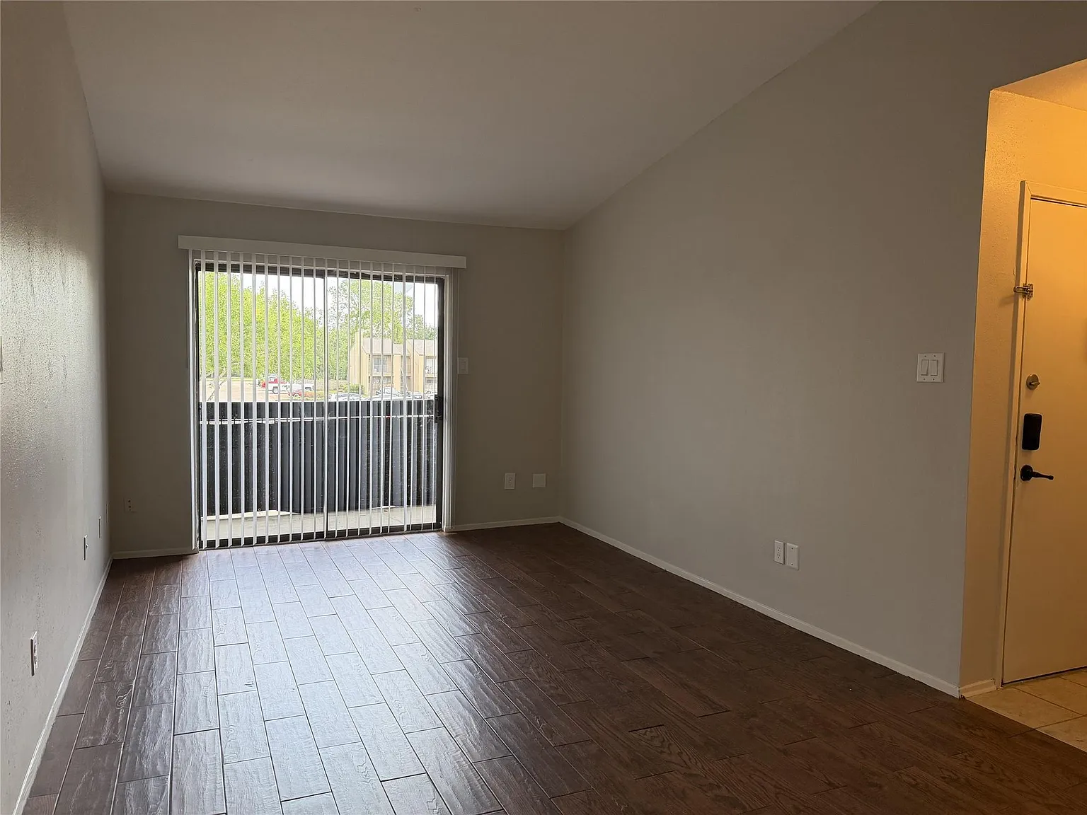 2 bed, 1.5 bath, 869 sqft, $1,295 — Photo 2